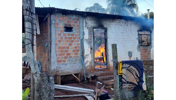 Imagem: CB/PR Cantagalo - Casa é destruída pelo fogo